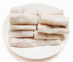 Gói Nem: Trải bánh nem xuống mâm hoặc khay bằng phẳng, sau đó múc 1 muỗng nhân vừa phải, dàn đều nhân vào 1/3 diện tích bánh đa nem.Tiếp đó gấp 2 đầu bánh nem lại và cuộn kín. Khi cuộn nem, bạn không nên cuộn quá chặt sẽ khiến nem bị vỡ trong khi rán do nem nở. Bạn nên cuốn nem với độ chặt vừa phải.