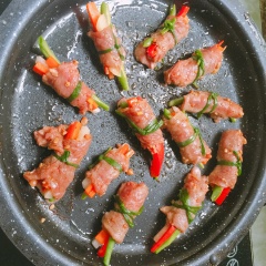 Cho xíu dầu vào chảo, cho thịt cuộn vào chiên đến khi thịt vàng đều. Lấy ra bày lên dĩa.