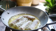 Làm nóng dầu ăn, hạ lửa vừa cho nhiệt độ ổn định, cho chả giò vào chiên lần 1 hơi vàng nhẹ các mặt rồi gắp ra để nguội. Sau đó làm nóng dầu lần 2, để lửa lớn, cho chả giò vào chiên vàng giòn rồi gắp ra để ráo dầu. Vậy là hoàn tất phần chả giò nghêu rồi đấy.