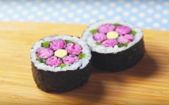 Vậy là món sushi hình hoa anh đào Nhật Bản đã được hoàn thành. Rất đơn giản và nhanh gọn đúng không nào. Chúc các bạn thành công nhé! Here is the final dish of Ume sushi roll. Let's do it. Good luck to you!
