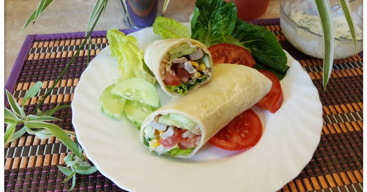 #cleaneating wraps với thịt heo, salad và sốt sữa chua dưa leo