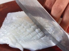 Đầu tiên, rửa sạch tất cả các nguyên liệu, 100gr mực nang thái vẩy rồng, 100gr thịt ba chỉ thái miếng mỏng 3-4 cm, tôm sú bỏ bớt râu dài, cá hú cắt khoanh tròn dày 3cm.