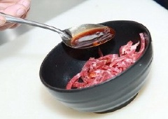 Đánh tan đường với nước tương, lần lượt cho 2 muỗng canh rượu mirin, 1 muỗng cà phê dầu mè vào đánh cho hỗn hợp sốt quyện đều nhau. Cho thịt bò vào tôn trộn đều với sốt vừa pha. Trộn đều thịt bò với mầm cải.