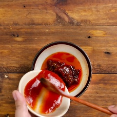 Pha hỗn hợp sốt sa tế: 2 muỗng canh ớt sa tế, 2 muỗng canh muối tôm, 1 muỗng cà phê muối tôm, 1/2 muỗng cà phê hạt nêm, 1 muỗng cà phê đường, trộn đều cho các hỗn hợp hòa quyện với nhau.