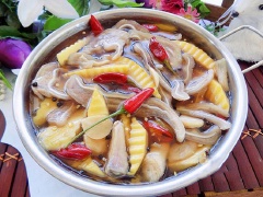 Cho tai heo và xoài vào bình thủy tinh. Đổ hỗn hợp nước mắm vừa pha vào sao cho nước mắm giấm đường vào ngập hỗn hợp, đậy nắp kín. Ngâm như thế khoảng 1-2 ngày là có thể ăn được.