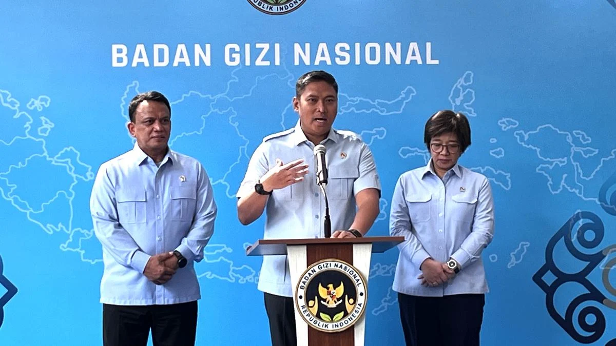 Menteri Dalam Negeri Tito Karnavian saat membahas program Makan Bergizi Gratis bersama Badan Gizi Nasional.