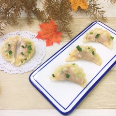 Xếp sủi cảo nhân thịt rau củ xào ra đĩa, chấm ăn cùng ít nước tương cay sẽ rất ngon. Những chiếc bánh sủi cảo nhân thịt rau củ xào có vỏ bánh trong suốt, dai dai, bao lấy nhân thịt bùi bùi, rau củ giòn mát, thật hấp dẫn. Thích hợp dùng cho bữa sáng của gia đình.