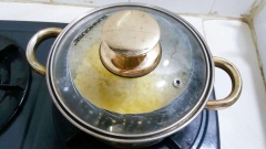 Sơ chế: Đậu xanh: Đậu xanh vo sạch, ngâm nước ấm khoảng 5 giờ đồng hồ cho mềm. Sau đó đem hấp chín. Rồi xay nhuyễn đâun xanh cùng nửa phần đường. Lá dứa: Rửa sạch, thái nhỏ rồi đổ vào máy xay cho nhuyễn cùng với bát nhỏ nước lọc. Tiếp đó lọc qua vải xô hoặc rây để lấy nước, bỏ bã. Phần đường còn lại thì cho vào rồi đánh tan.