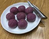 Dùng dao khía bột thành 6 -8 phần tuỳ ý.