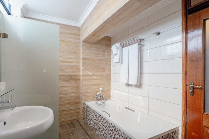 En-suite bathroom room 1 Karen Plains Hotel Nairobi