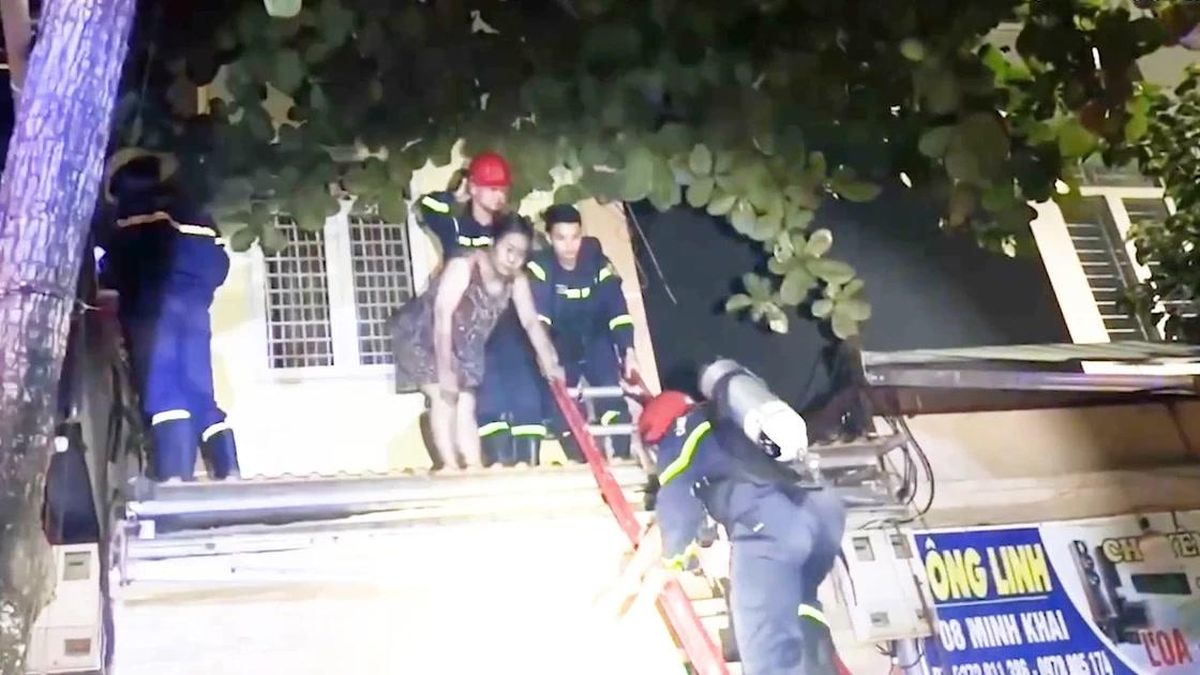 [Video] Kịp thời giải cứu 3 người mắc kẹt trong vụ cháy nhà tại Thanh Hóa - Báo Nhân Dân