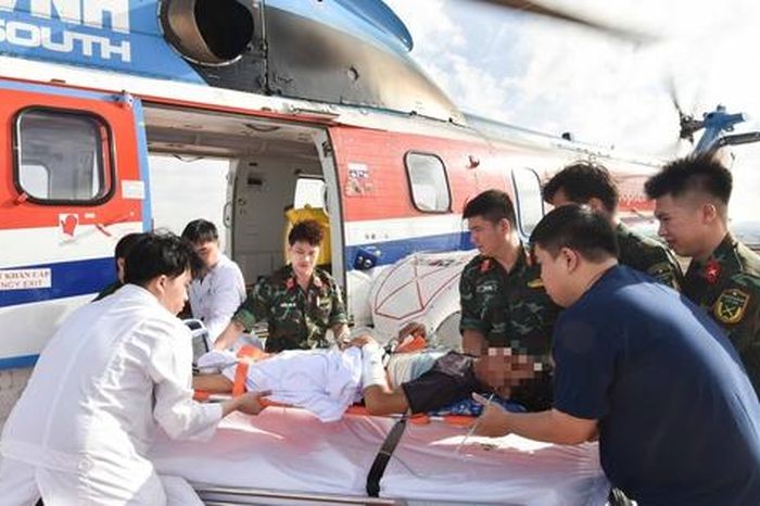 Trực thăng xuyên đêm đưa 2 bệnh nhân nguy kịch từ đảo về đất liền - Báo Người Lao Động