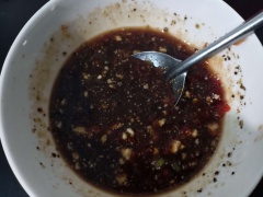 Nước sốt trộn nộm: 1 muỗng canh chao + 3 muỗng canh xì dầu (có thể dùng nước mắm) + 1 muỗng canh đường + 1 muỗng cà phê bột ngọt + 2 muỗng canh ớt tương + 1 trái ớt xanh xắt lát + 1 ít tiêu + 1 muỗng canh nước cốt chanh. Trộn đều hỗn hợp này lên.