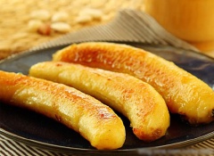 Cho chuối ra đĩa và dùng ngay. Chuối mềm, ngọt, chua chua rất lôi cuốn!