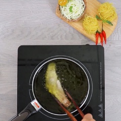 Tiếp đó đem thịt chiên ngập dầu cho đến có màu khi vàng giòn đẹp mắt, đợi nguội rồi cắt miếng nhỏ vừa ăn.