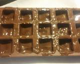 *** 600-700gr chocolate đắng, cắt nhỏ, chưng cách thủy đến 45°c. Dùng chổi quét chocolate vào tất cả góc cạnh của khuôn. Các bạn nhớ quét kỹ nhé. Hoặc cho chocolate vào đầy khuôn, đợi 5'. Lật úp khuôn hay nghiên khuôn cho chocolate chảy vào trong nồi. Sao cho chocolate bám đầy thành và đáy khuôn