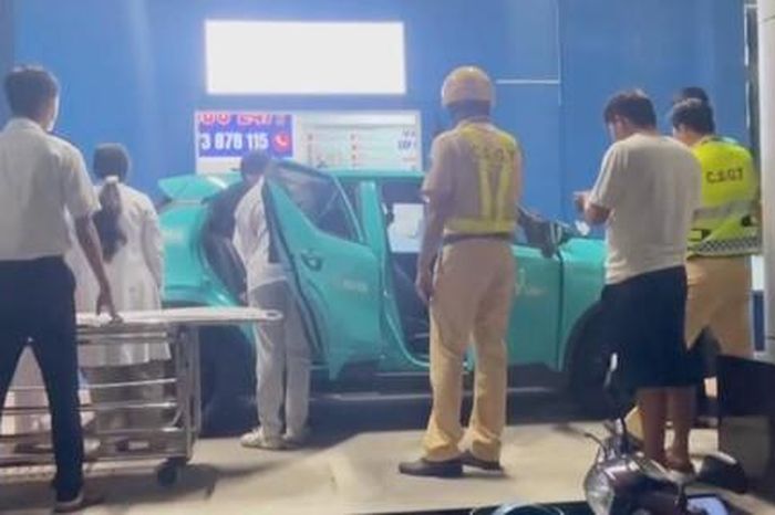 Video CSGT dùng xe đặc chủng dẫn đường đưa thầy giáo bị đột quỵ và thai phụ đẻ rớt đi cấp cứu - Công An TP.HCM