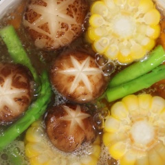 Nước dashi: Cho vào nồi 1 lít nước lọc, thêm các loại rau củ tùy thích nấu trong khoảng 30 phút. Sau đó lọc lấy nước trong. Bạn có thể dùng nước hầm này để thay cho nước ấm pha bột giúp tăng thêm dưỡng chất cho bé.