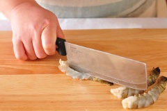 Rạch nhẹ các mạch máu ở vùng bụng tôm rồi nhẹ nhàng rút ra trên cả hai mặt của con tôm, nhưng nhớ không được cắt đứt nhé! Làm lần lượt cho đến khi hết tôm.