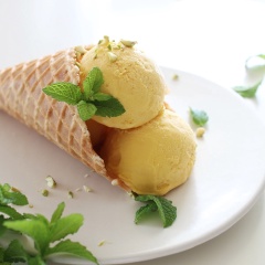 Múc kẹm thành những viên nhỏ, đặt vào những chiếc bánh quế nón là có thể cầm lấy nhâm nhi rồi nhé! Kem xoài mịn với cách làm đơn giản sẵn sàng phục vụ cả nhà trong những bữa trưa ngày nắng.