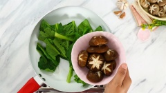 Trên cùng chiếc chảo lúc nãy, cho cải ngồng và nấm đông cô vào đảo sơ, nêm thêm 1 muỗng canh dầu hào tỏi ớt Chinsu rồi xào nhanh tay ở lửa lớn cho rau vừa chín. Cuối cùng cho cồi sò điệp vào, xóc đều lần nữa là hoàn tất.