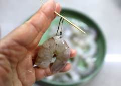 Bóc bỏ tôm tươi, bỏ chỉ đen trên lưng tôm rồi rửa sạch. Rửa sạch thịt heo thái hạt lựu. Cho tôm, mỡ heo, hành lá thái nhỏ, cùng ít muối vào máy xay thực phẩm, bật máy xay khoảng 10-12 giây, để máy nghỉ 2-3 giây. Lặp lại tương tự cho đến khi hỗn hợp làm tôm viên được xay nhuyễn và mịn màng nhé.