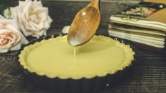 Đế bánh tart, thoa bơ một lớp mỏng để chống dính. Dàn bột mỏng khoảng 1.5cm viền theo khuôn bánh. Dùng nĩa châm lỗ trên mặt bánh, nướng với nhiệt độ 180 độ C trong vòng 15 phút. Trong thời gian đó, pha 1 lòng đỏ trứng, sữa tươi và sữa đặc, khuấy đều. Đế bánh hơi vàng, bạn rót hỗn hợp trên vào, nướng thêm 20 phút ở nhiệt độ 160 độ C đến khi viền bánh vàng ươm và flan trứng chín.