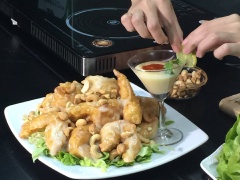 Để trang trí đẹp hơn, bạn có thể cho sốt vào 1 cái ly thủy tinh hoặc chén riêng bên ngoài. Chấm kèm với sốt mật ong hòa cùng tương ớt sẽ ngon hơn.