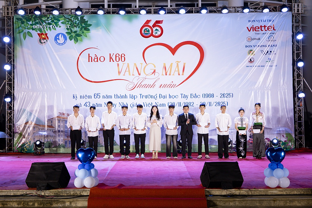 Đêm nhạc hội “Vang mãi thanh xuân”