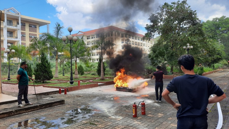 Trường Đại học Tây Bắc tổ chức tập huấn, diễn tập phòng cháy chữa cháy và cứu nạn cứu hộ