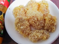 Lần lượt nhúng gà đã ướp vào bột giòn, trứng gà và bột xù rồi đem chiên ngập dầu đến khi vàng giòn thì vớt ra, để ráo dầu.