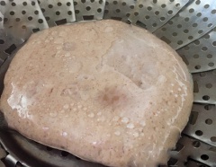 Cho giò đã trộn ra màng bọc thực phẩm và bọc lại. Cất vào tủ đá thêm 15 phút trước khi đi hấp chả (để thành phẩm chả chiên có độ dai giòn nhất định). Lấy chả cho vào xửng hấp và hấp trong thời gian 20 phút. Không nên hấp lâu hơn vì còn một lần rán chả nữa.