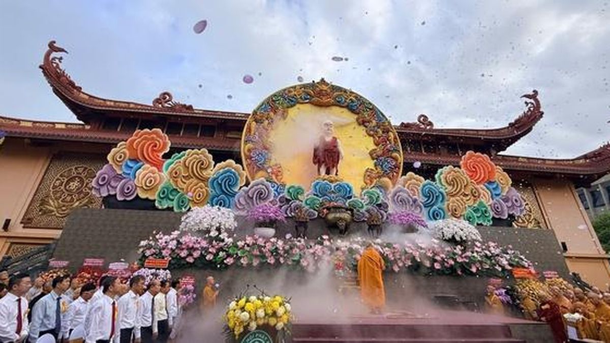 Đại lễ Phật đản Phật lịch 2570: Làm cho cuộc sống tốt đẹp hơn bằng ngọn đèn từ bi - Báo Người Lao Động