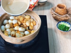 Sau khi sốt áo đều các bạn cho nước dừa vào để kho cho ngon nhé. Cho thêm nước mắm và đường vào để vừa miệng hơn. Sau đó các bạn đậy nắp và kho trong khoảng 15ph. Nước cạn là được, tắt bếp.