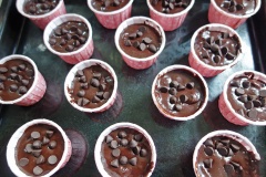 Chuẩn bị sẵn khuôn bánh muffin, múc bột cho vào gần đầy khuôn thì ngưng, rắc thêm chocolate chip lên trên để làm topping. Cho bánh vào lò nướng từ 15 - 20 phút là bánh chín, mềm xốp. Lấy bánh ra, đợi nguội một chút là có thể thưởng thức rồi đó.