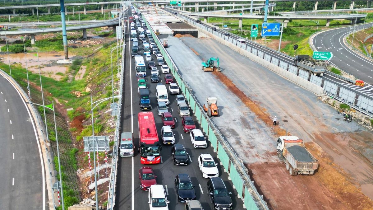 Cao tốc qua Đồng Nai ùn tắc 5km cuối tuần, tài xế ô tô đổi lộ trình nhưng bất lực - Báo VietnamNet
