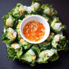 Pha nước chấm chua ngọt với 1 muỗng canh nước mắm, 1 muỗng canh 1 đường, 5 muỗng canh nước lọc, 1 muỗng canh nước cốt chanh, 2 muỗng cà phê tỏi băm và 1 muỗng cà phê ớt băm. Cuốn ngò rí, húng lũi, thịt, giò, trứng, bún vào trong lá xà lách, buộc hành xung quanh mỗi cuốn.