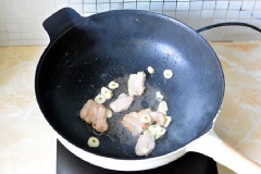 Phi thơm tỏi với 2 muỗng canh dầu, cho thịt heo vào đảo đều cho thịt chín săn lại. Tiếp đến cho vào: bông cải xanh, nấm đông cô, cà rốt. Nêm muối và hạt nêm cho vừa miệng. Xào lửa vừa trong khoảng 1 phút cho ngấm gia vị thì tắt bếp.
