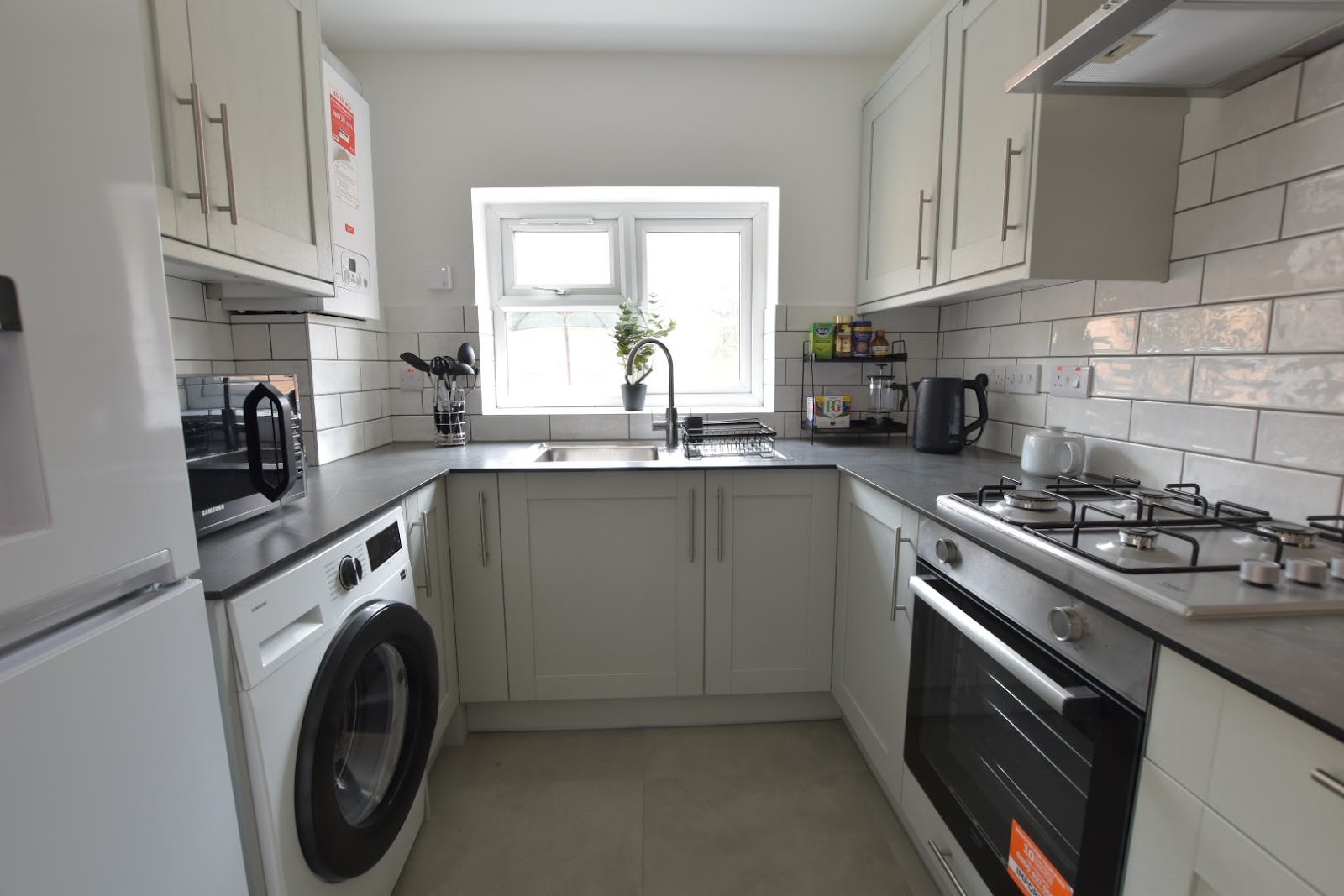 4-bed house in Seven Sisters — bright living room