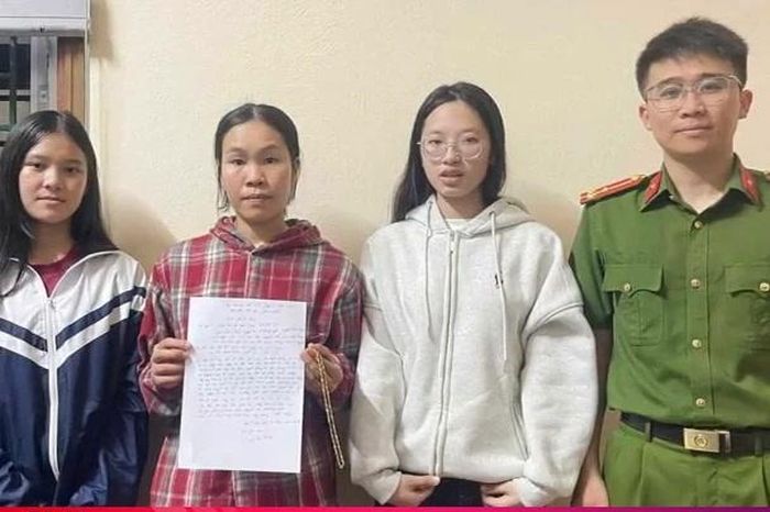 Nhặt được dây chuyền 5 chỉ vàng, hai nữ sinh lớp 10 đến công an tìm người trả lại - Báo Hà Tĩnh