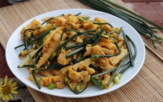 Măng Tươi Xào Bông Hẹ