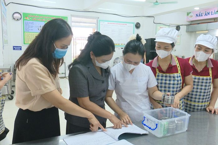 Nhiều trường học và cơ sở kinh doanh chủ động đảm bảo an toàn thực phẩm - Đài Phát thanh và truyền hình Hà Nội