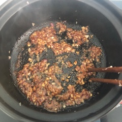 Cho dầu vào nồi đất, đợi dầu nóng rồi cho thêm đường vào thắng lên màu caramel, khi phần nước mài hơi ngã vàng tiếp tục thêm phần hành tỏi còn lại vào và phi thơm lên. Khi hành tỏi phi thơm và màu đã ngã sang caramel mình thêm thịt đã ướp vào xào săn lại cho thịt ngấm gia vị .