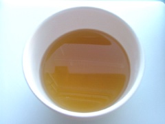 Cho vào chén 1 muỗng canh nước mắm, 2 muỗng cà phê đường, 2 muỗng cà phê nước cốt chanh, khuấy đều làm nước trộn.