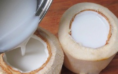 Khi lớp rau câu nước dừa hơi vừa đông mặt thì đổ thêm 1 lớp rau câu nước cốt dừa lên trên. Cho rau câu dừa đã hoàn thành vào tủ lạnh, để tầm khoảng 30 phút là có thể dùng được.