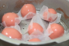 Nặn từng miếng bột cho nhân đậu xanh vào giữa, bọc kín lại. Nặn bánh hình tròn, đặt lên giấy nến để chống dính sau đó đem hấp.