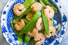 Cho đậu Hà Lan xào tôm ra đĩa và thưởng thức. Món này ăn lạ miệng, giòn ngọt, lại bổ dưỡng, đã ăn một lần là nhớ mãi. Cách làm lại vô cùng đơn giản, không mất thời gian. Cùng lưu ngay công thức để trổ tài cho bữa cơm tối ngay nhé!