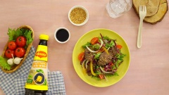 Bày salad ra đĩa, rắc thêm mè trắng rang vàng lên mặt cho đẹp mắt. Salad bò sốt dầu giấm là một món ăn thơm ngon, bổ dưỡng và thích hợp với mọi lứa tuổi. Với cách làm đơn giản, màu sắc bắt mắt, món ăn này thường được dùng vào những ngày nóng vì salad có tính lành, giúp hạ nhiệt và giải độc tố trong cơ thể rất tốt. Với thịt bò thơm mềm, các loại rau quả tươi mát kết hợp cùng nước sốt chua ngọt, đây sẽ là món khai vị ngon miệng, tốt cho sức khoẻ gia đình bạn.