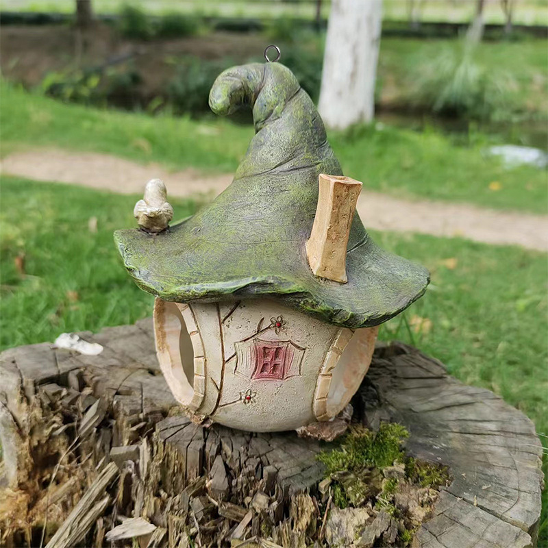 Vogelhaus mit Zauberhut-Design aus Kunstharz