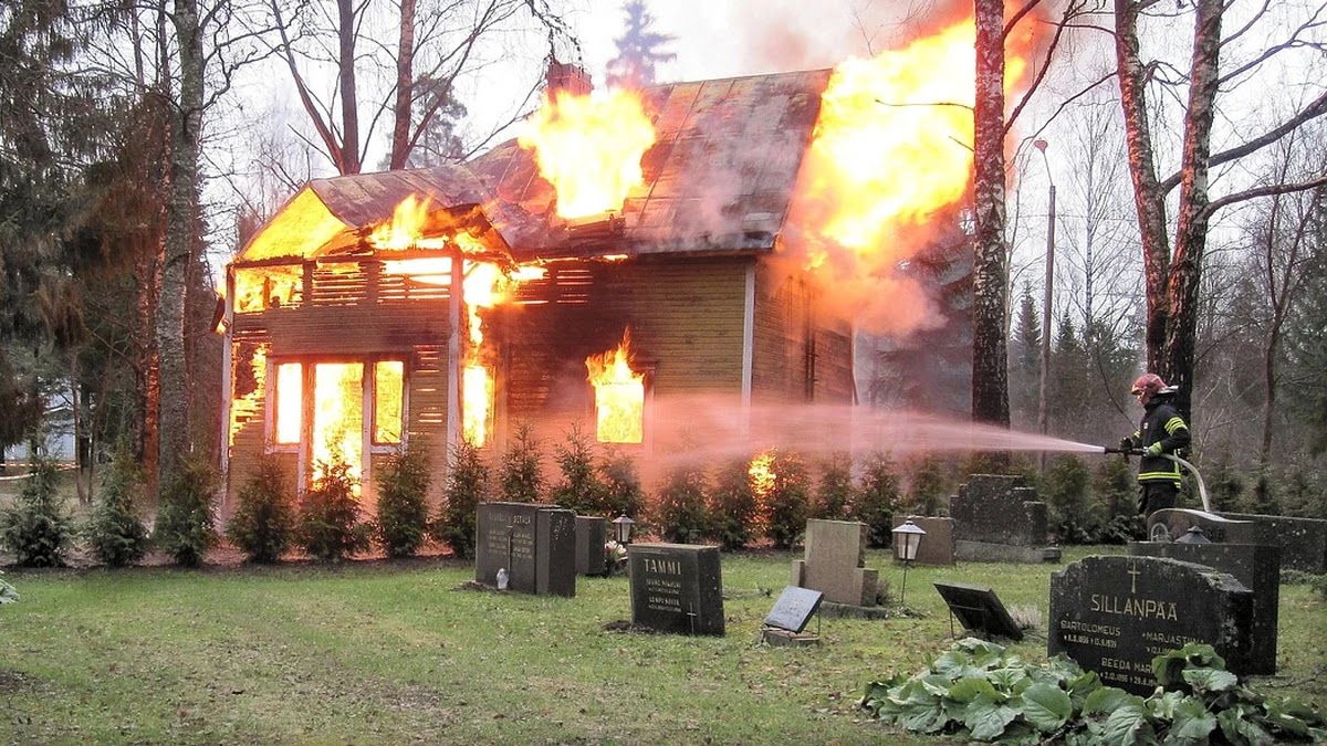 발등에 불 떨어지다와 불난 집에 부채질하다 의미 차이와 유래